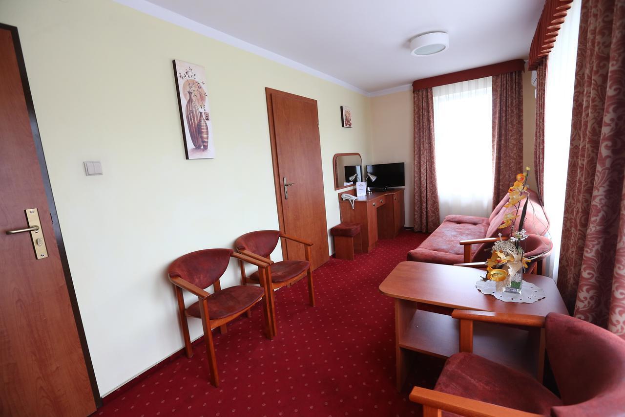 Hotel Korona Ciechanów Buitenkant foto