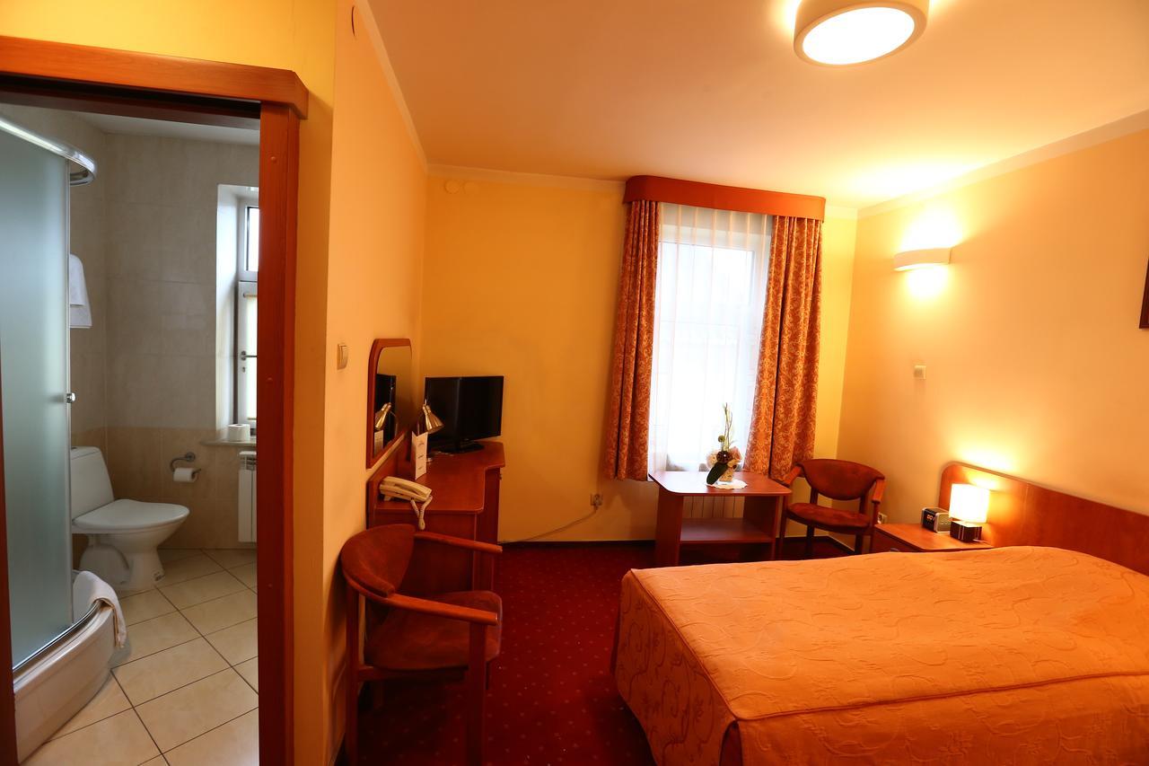 Hotel Korona Ciechanów Buitenkant foto