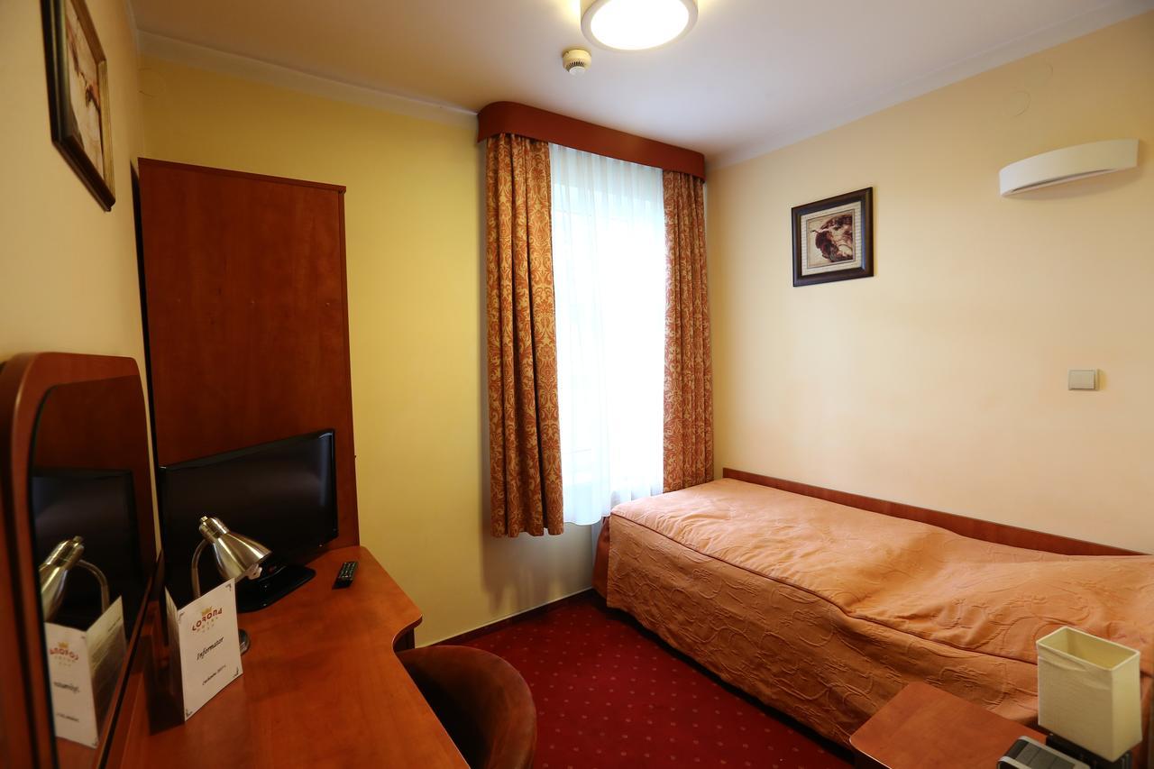 Hotel Korona Ciechanów Kamer foto
