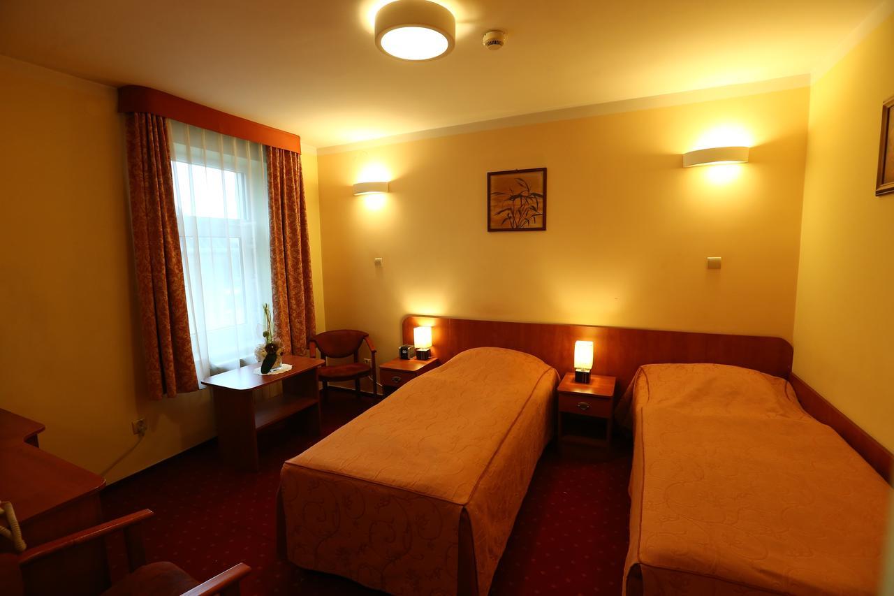 Hotel Korona Ciechanów Buitenkant foto