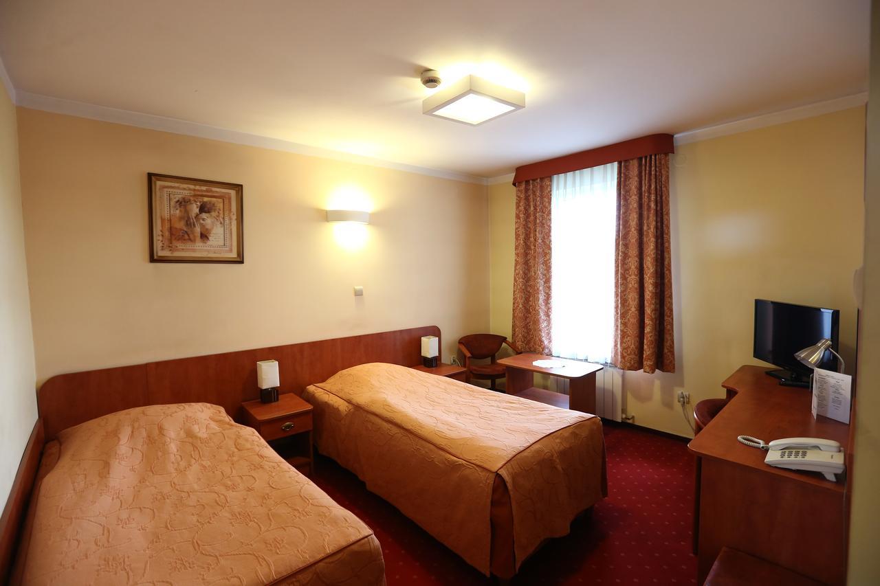 Hotel Korona Ciechanów Buitenkant foto