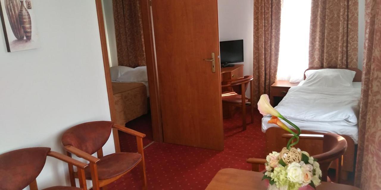 Hotel Korona Ciechanów Buitenkant foto