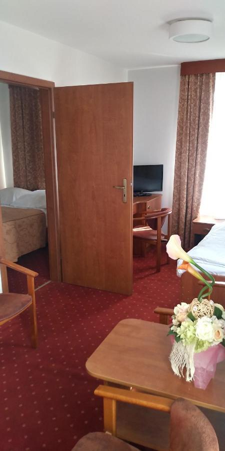 Hotel Korona Ciechanów Buitenkant foto